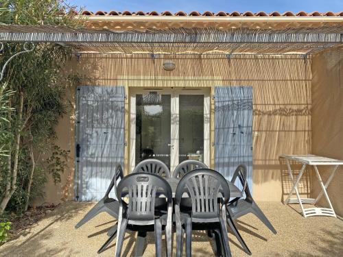 Mouries House | Family-Friendly Gîte with Heated Pool in the Alpilles