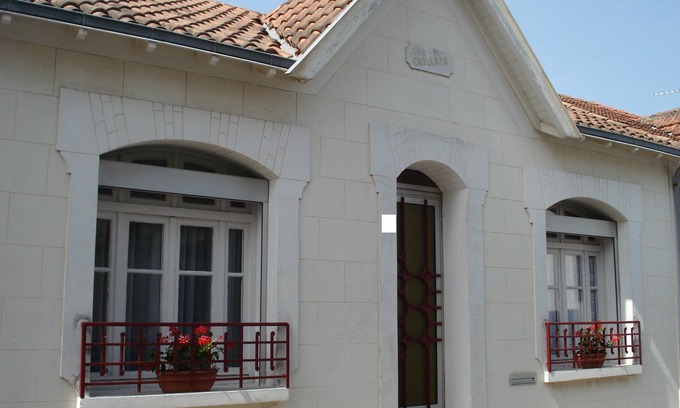 Quartier du Casino House | Ideal Beachside Retreat with Ocean Views and Spa Amenities