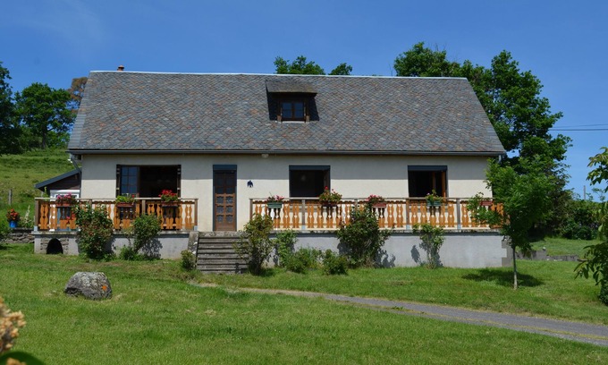 Saint-Diery House | Cozy Retreat in Auvergne Volcanoes with Pool & Spa