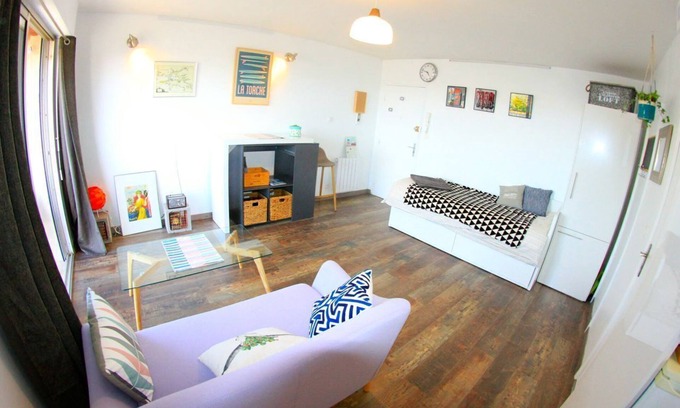 Douarnenez Apartment | Bright Studio Retreat with Oceanfront Pool and Breakfast