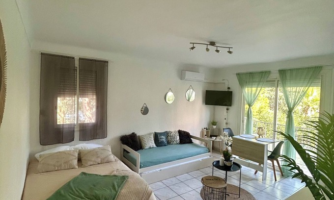 Le Port Apartment | Pleasant near the sea private parking air conditioning wifi 2 to 4p