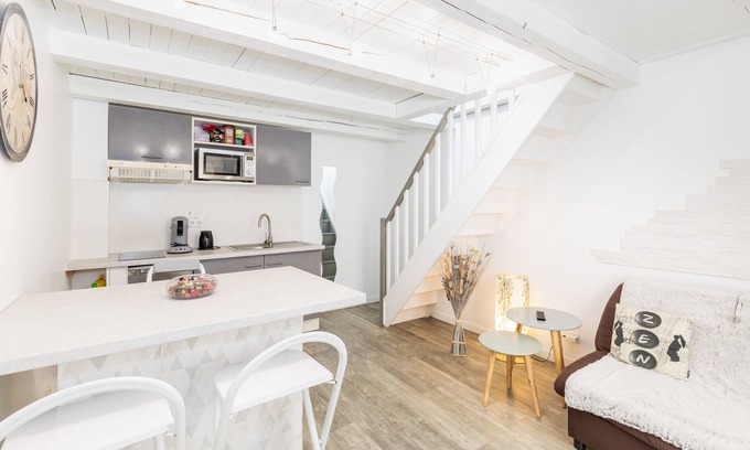 Les Arceaux Apartment | Cozy Duplex Retreat in Central Montpellier with Pool