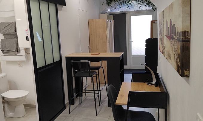 Saint-Jean-de-Vedas Apartment | Pleasant studio in the heart of town. Close to the A9 and tramway!