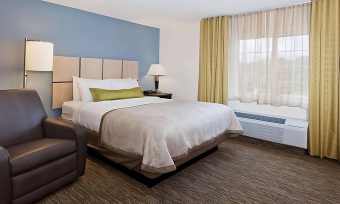 Wichita Resort | Relaxing Retreat: Pet-Friendly Units with Kitchen & Parking