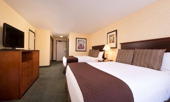 Tri-Cities Hotel | Convenient Location with Pool & Free Parking for Families