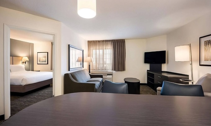 Waukegan House | Comfortable Stay with Full Kitchen and Pet-Friendly Options