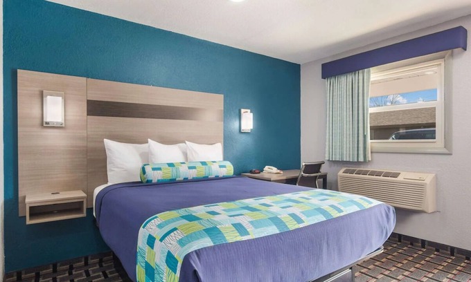 Salem Resort | Enjoy a Cozy Stay at Knights Inn & Suites Salem with Free Breakfast