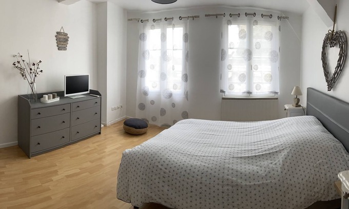 Noyon House | Prime Town House in Cathedral's Heart with Pool Access