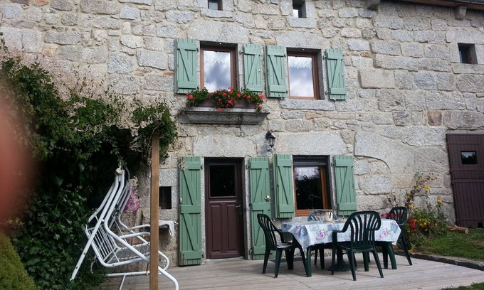 Lajo Villa | Inviting Family Cottage with Pool & Kitchen for 5 Guests