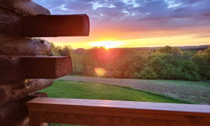 Mauston House | Midweek Getaway at Pleasant View Log Haus with Free Night