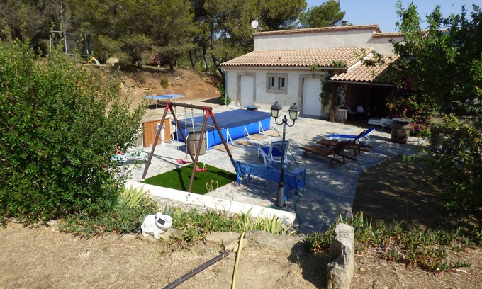 Tournissan Villa | Charming Cottage Amid Vineyards with Oceanfront Pool