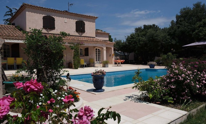 Aureille House | Cozy Villa in Aureille with Pool and Spa Amenities
