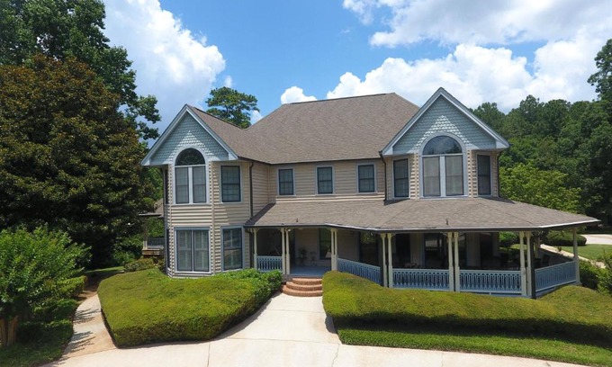 Fayetteville Bed & Breakfast | Explore Pleasanton Courtyard Bed and Breakfast with Pool