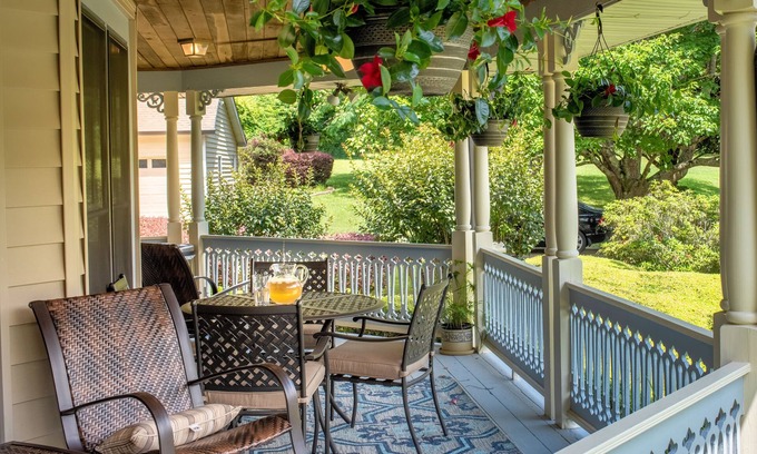 Fayetteville Bed & Breakfast | Top-Rated Pleasanton Courtyard B&B with Pool & Spa