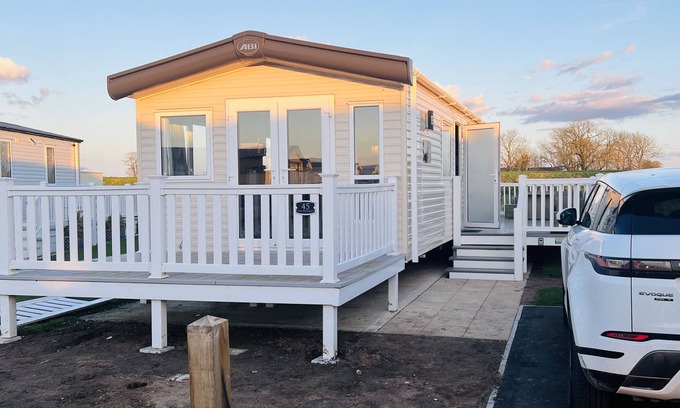 Dogdyke House | Budget-Friendly Getaway at Tattershall Lakes with Spa & Pool
