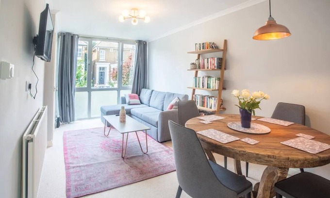 Shepherd's Bush Apartment | Bright 1 Bed Apartment in London with Breakfast Included