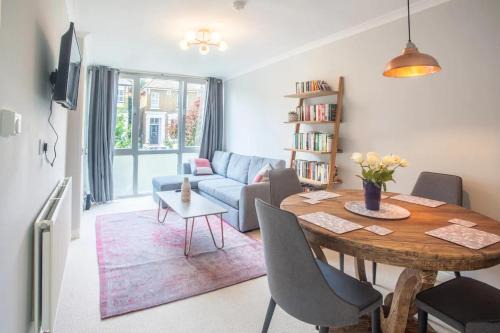 Shepherd's Bush Apartment | Bright 1 Bed Apartment in London - Guest Rated: 10/10