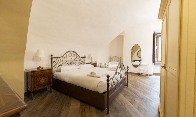 Quartieri Spagnoli House | Charming Plebiscito Rooms with Kitchen & Family-Friendly Amenities