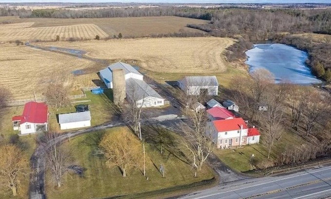 Chaumont House | Ideal Spot with Ample Boat Parking & Family Amenities