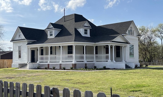 Davis House | Spacious Family Retreat Near Turner Falls & Arbuckle Wilderness