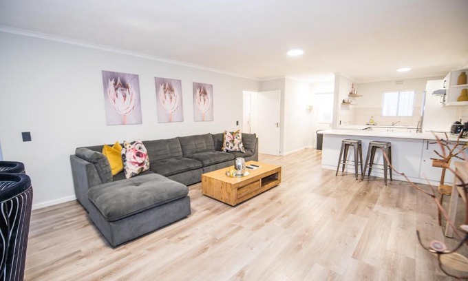Plettenberg Bay Apartment | Inviting Two Greenpoint Mews with Backup Power & Pool