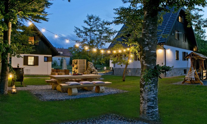 Jezerce Cabin | Relax at the Plitvice Holiday Lodge with Breakfast Included