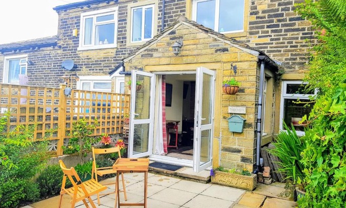 Halifax House | Quaint Plough Cottage: Pet-Friendly Retreat in Halifax
