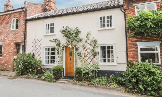 Hoxne House | Family-Friendly Ploughman's: Pet Welcoming Retreat