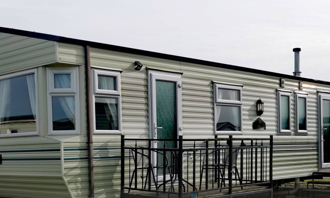 Ingoldmells Ski Chalet | Family-Friendly 3-Bed Caravan with Oceanfront Views
