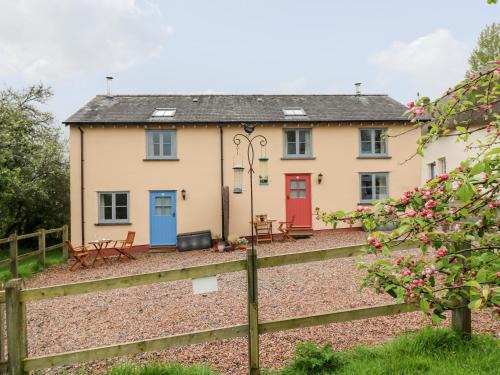 Yeoford House | Cozy Plum Cottage: 4-Star Stay for Families & More