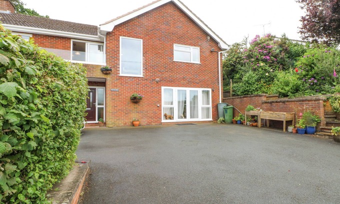 Longford Cottage | PLUM HILL, character holiday cottage, with a garden in Oswestry