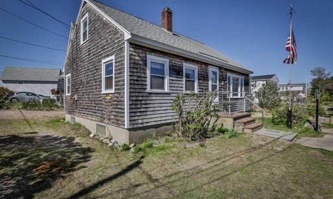 Newbury Cottage | Experience Fun-Filled Days at Plum Island Hotel