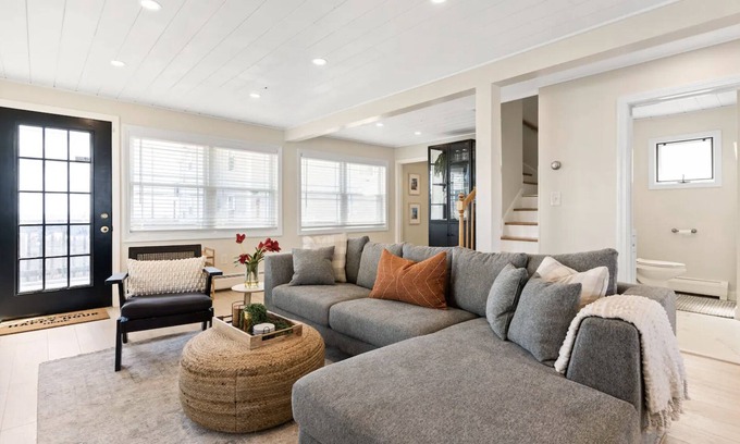 Hampton House | Unwind at Plum on Anchor: Perfect for Families & Groups