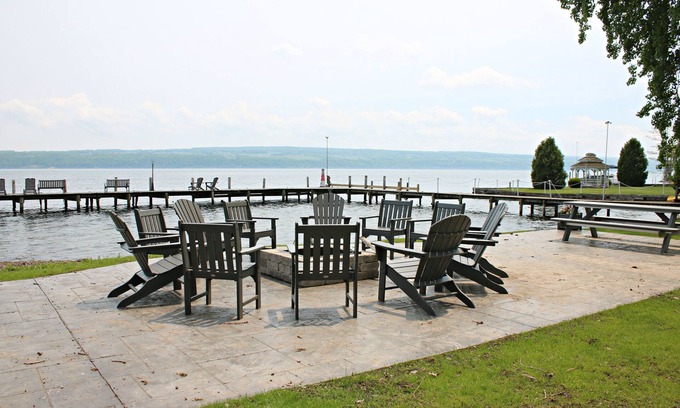 Himrod Hotel | Discover Plum Point Lodge: Pool, Restaurant & Kid-Friendly