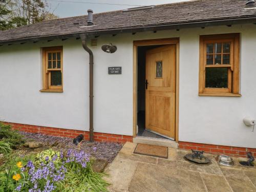 Castleton House | Inviting Plum Tree Cottage: Pet and Child Friendly Retreat
