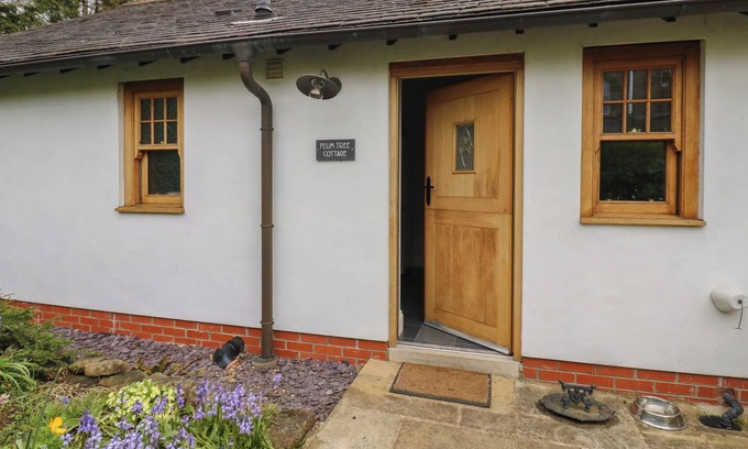 Castleton Cottage | Pet-Friendly Plum Tree Cottage with Garden in Castleton