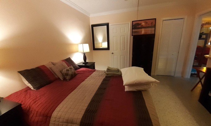 Lake Worth Corridor House | Lakeview Plumaria Room with Private Bath & Spa Access