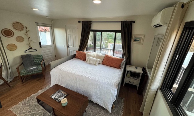 Loma Portal Apartment | Plumosa Park Studio Casita with VIEWS!