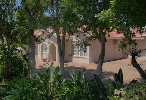 Polokwane Bed & Breakfast | Relax at Plumtree Lodge with Oceanfront Pool Access