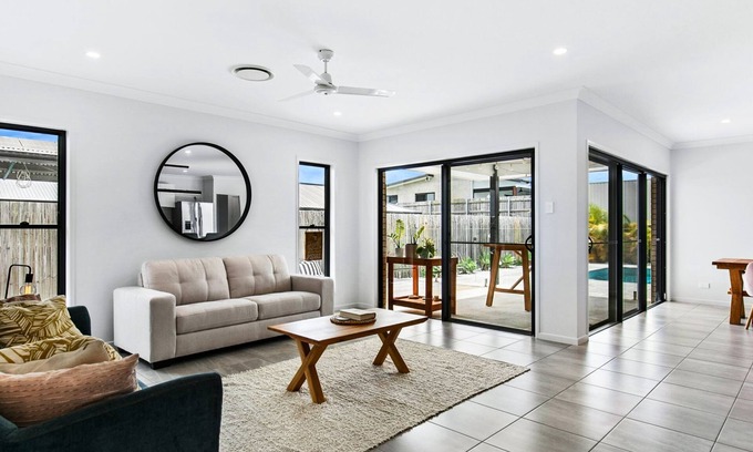 Pialba House | Plunge Inn- 4 bedroom