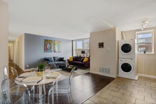 DeBaliviere Place Apartment | Cozy Getaway near Forest Park, BJC, Zoo & WashU