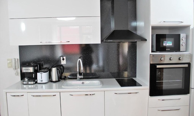 Maritsa Apartment | Family-Friendly Sequoia Apartment with Hot Tub & Breakfast