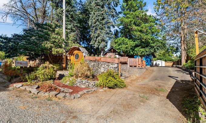 Lincoln House | Enchanting PNW Downtown Hobbit Home with Game Room & Pizza Oven
