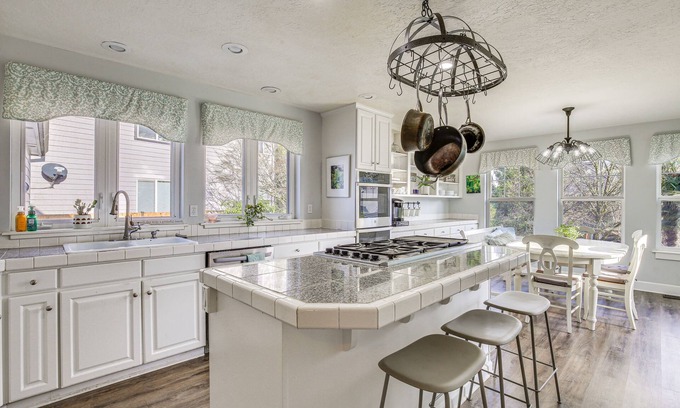 Sandy Apartment | Relaxing PNW Getaway with Pool and Spa Near Outdoor Fun
