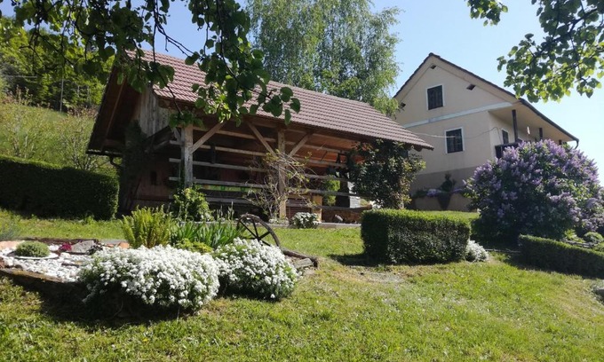 Bostanj Apartment | Cozy Počitniška hiša Perme with Oceanfront Pool Access