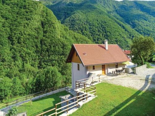 Tolmin Apartment | Cozy Retreat at Počitniška hiša Pri Kuštrču, Rated 9/10