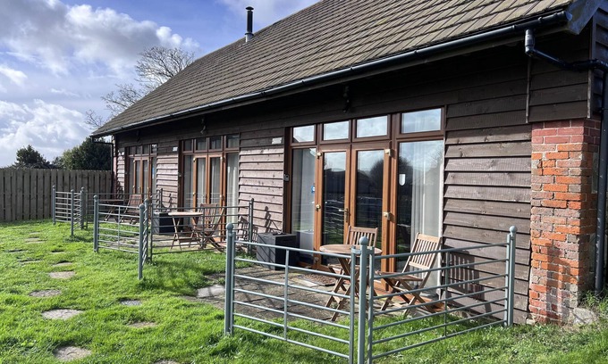 Shorwell Cottage | Pet-Friendly Poachers Hut: Top-Rated 1-Bed Cottage Escape