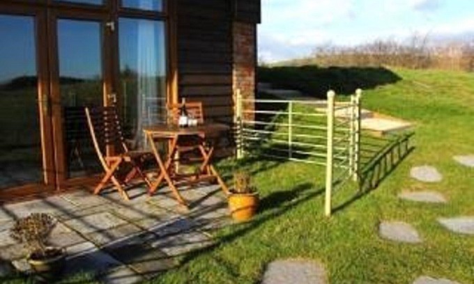 Shorwell House | Poachers Hut - Inviting 1-Bed Cottage with Kitchen & Pets