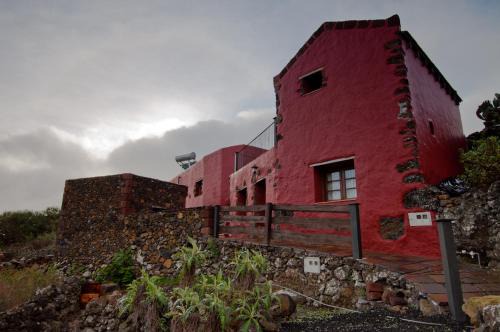 Isora House | Discover Comfort at Poblado Jirdana I with Free Breakfast
