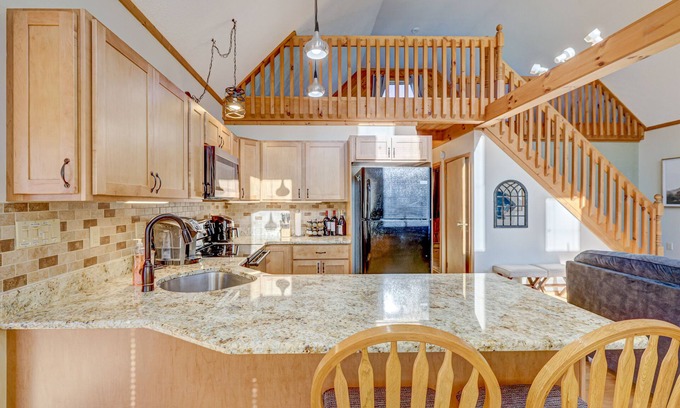 Hamlin House | Unforgettable Pocono Retreat: Golf, Lakes & Game Room Fun